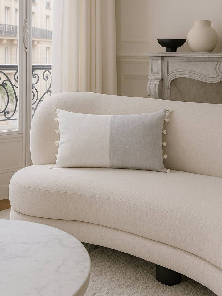 Coussin en lin gris à pompons si doux pour la vente par Anaya Home