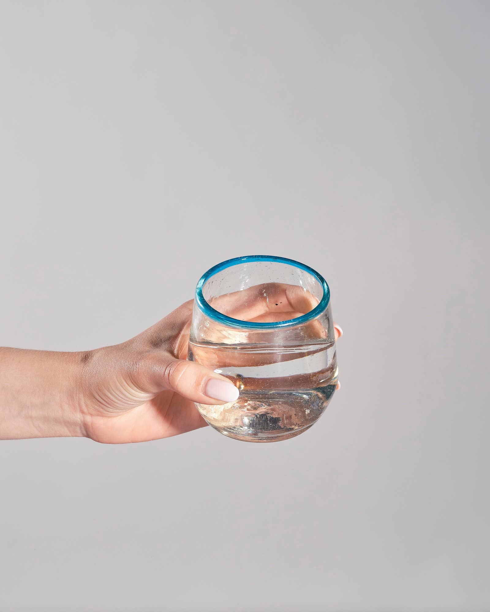 Sobremesa - Wholesale Wine Glass - Aqua Rim Roly Stemless Wine Glass | Barware | Glassware1