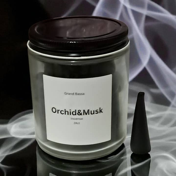 Cones de Incenso de Orquídea e Almíscar
Eleve o seu espaço com elegância por atacado de Grand Bassa Candle Co.