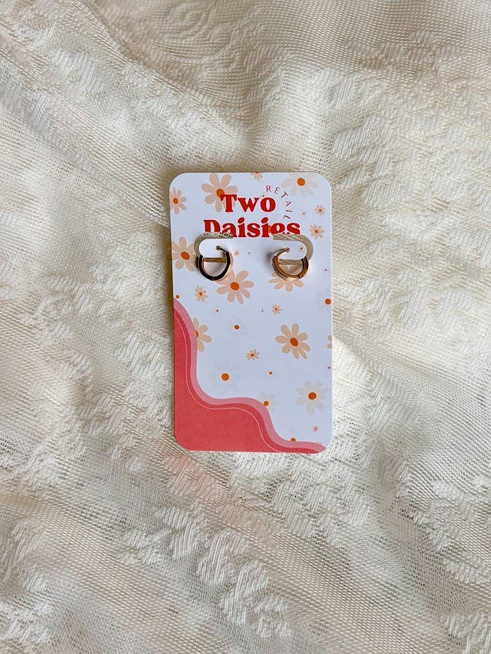 Brincos Minimalistas Huggie, Banhados a Ouro por atacado de Two Daisies Retail