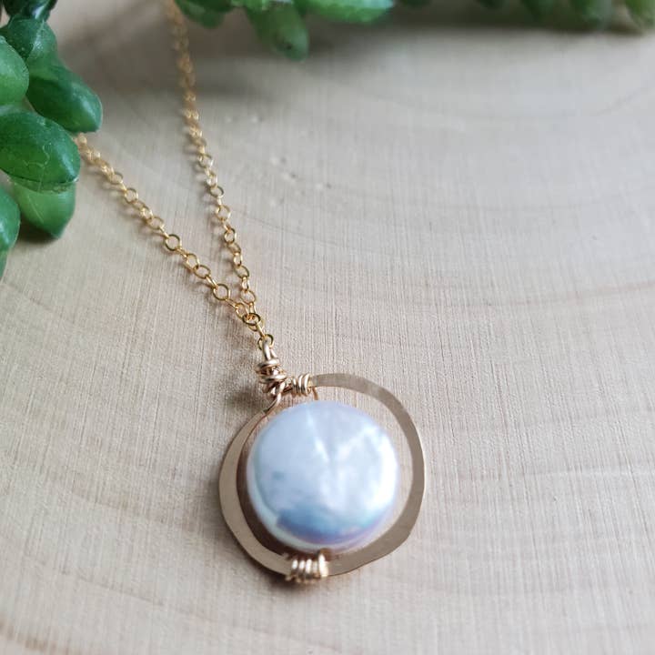 Collana con pendente Coin Pearl Frame per la vendita all'ingrosso da parte di Agape Gems