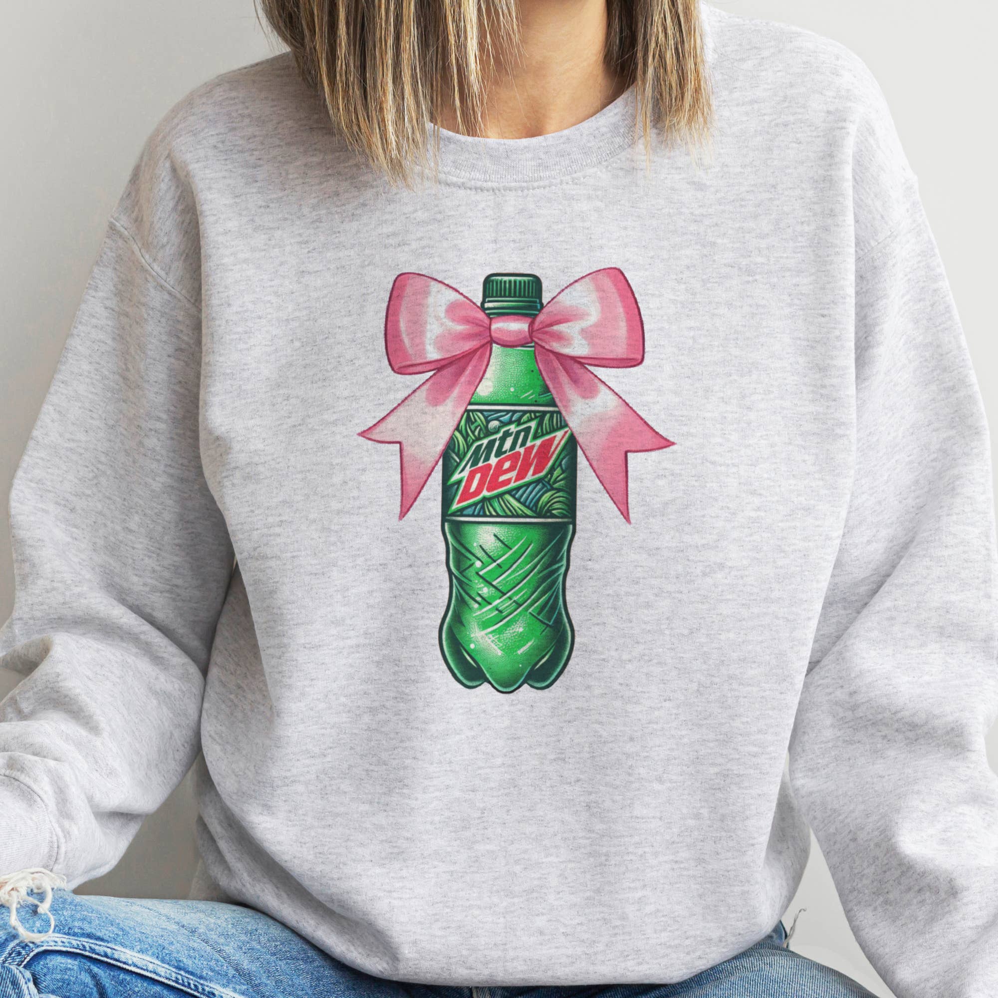 Par.tees by Party On! - Vente Sweat-shirt à imprimés – femme - Sweat-shirt graphique Mountain Dew nœud rose Soda Coquette1