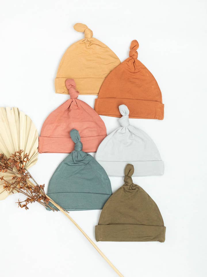 Nyfödd babyhatt, babyknuten mössa -Bambu kollektion för wholesale av Little Organic Co
