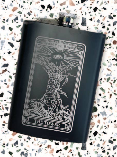 Fiaschetta incisa con tarocchi a torre da 8 once in acciaio inossidabile per la vendita all'ingrosso da parte di Three Witches Tea Shop