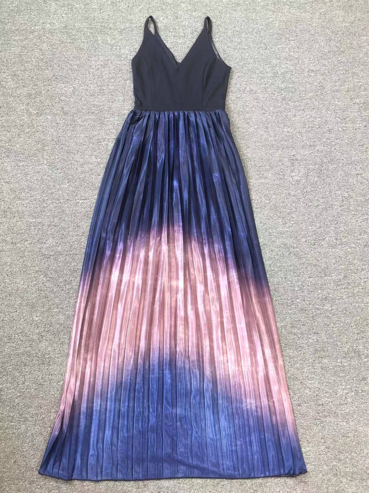 Flerfärgad DR355 Gradient veckad swing aftonklänning med djup V-hals för wholesale på Faire12