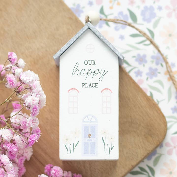 Decorazione da Appendere per la Casa "Il Nostro Posto Felice" per la vendita all'ingrosso da parte di Something Different Wholesale