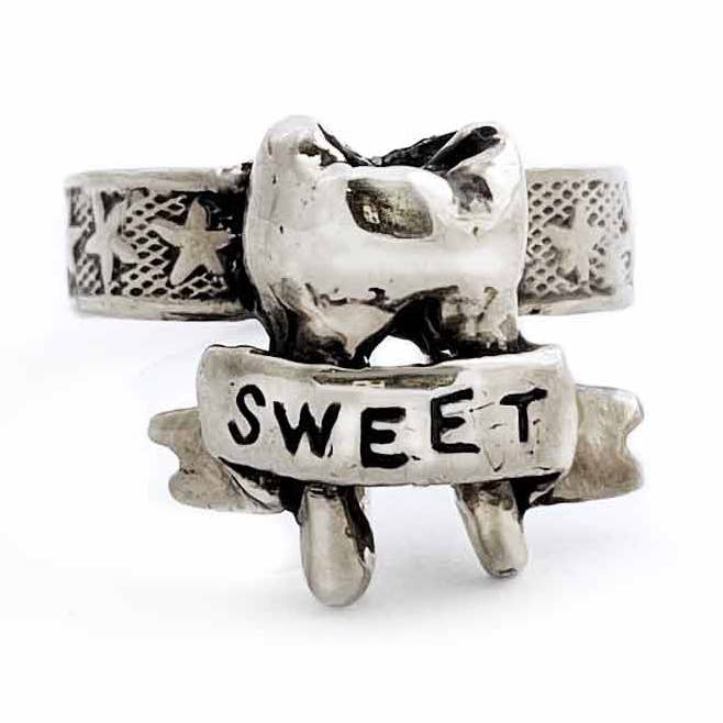 Sweet Tooth Ring voor wholesale door Anomaly Jewelry