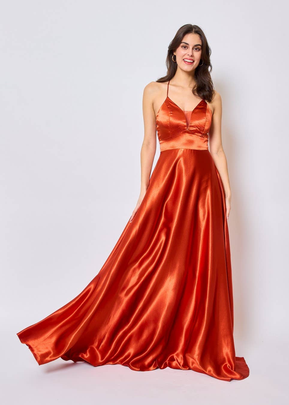 Eva & Lola - Epsilonn – Engroshandel Aftenkjole - Dame – Lang flydende satin kjole med åben ryg - HM218814