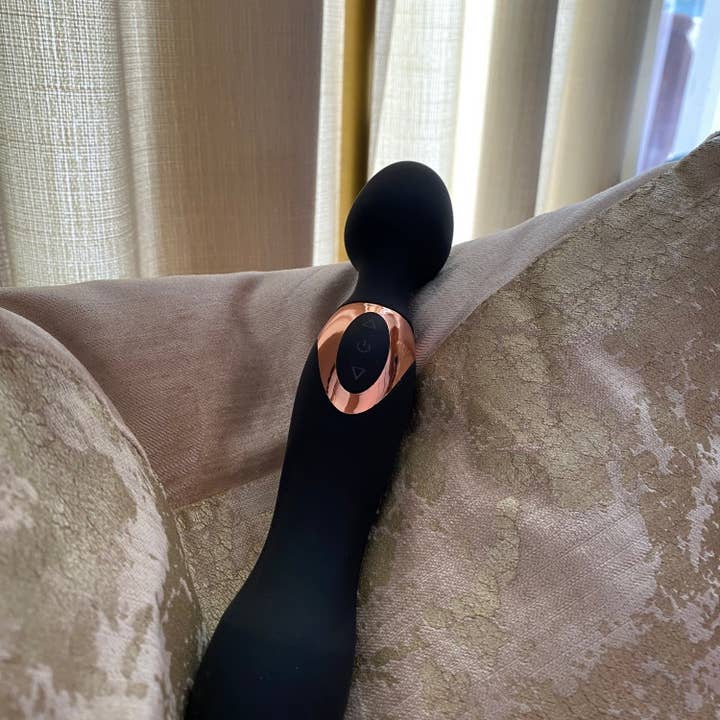 V For Vibes – wholesale Sexleksaker – Rhea — Lyxig Multispeed Wand Vibrator4