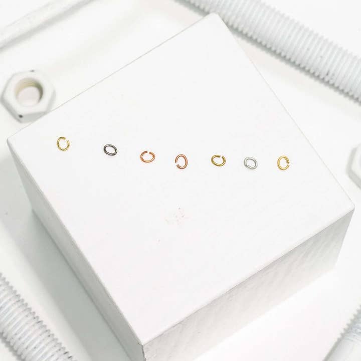 Anelli di giunzione ovali 2,65mm x 3,5mm 20g venduti a 1/4lb (circa 2.344 pezzi) - JROV per la vendita all'ingrosso da parte di Continental Beads