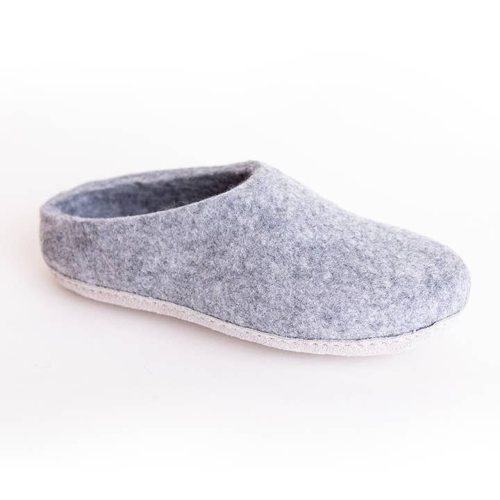 Sabots pantoufles en feutre de laine frêne pour la vente par Wild Hearts Market