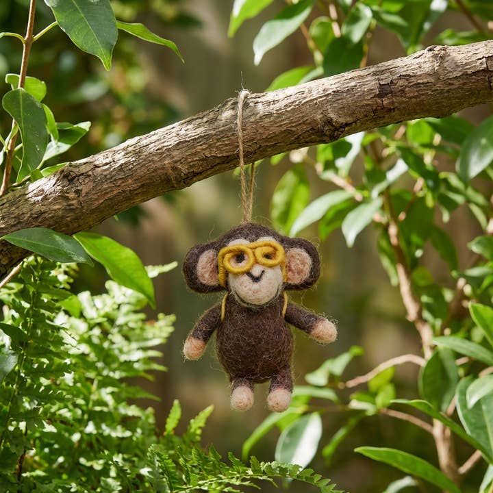 Décoration suspendue safari singe Bongo en feutre fait main pour la vente par Felt So Good