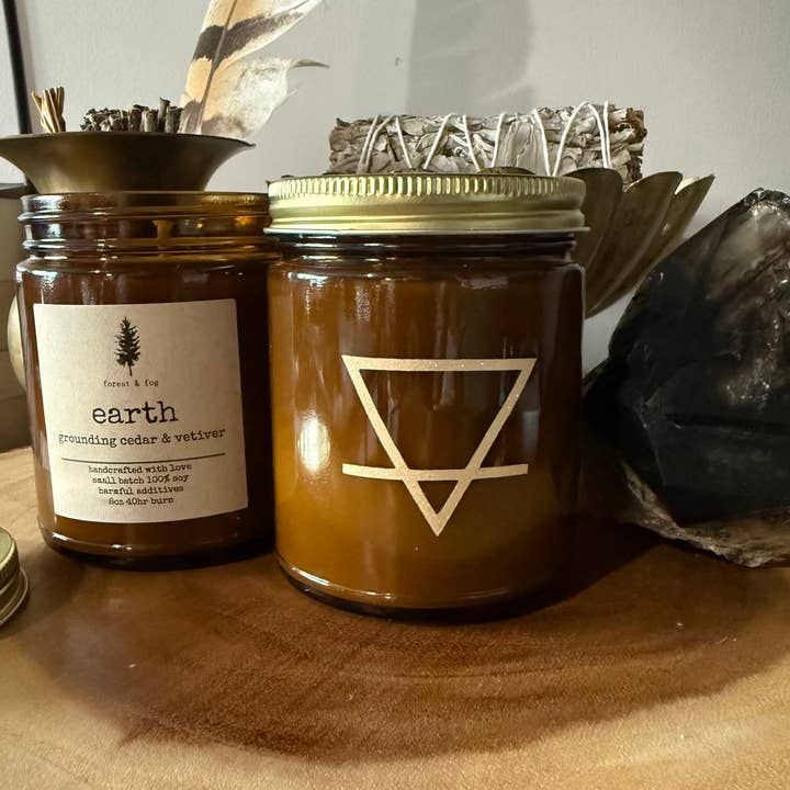 8oz Håndhældt Soja Lille Batch Lys-Jord for engroshandel hos forest & fog