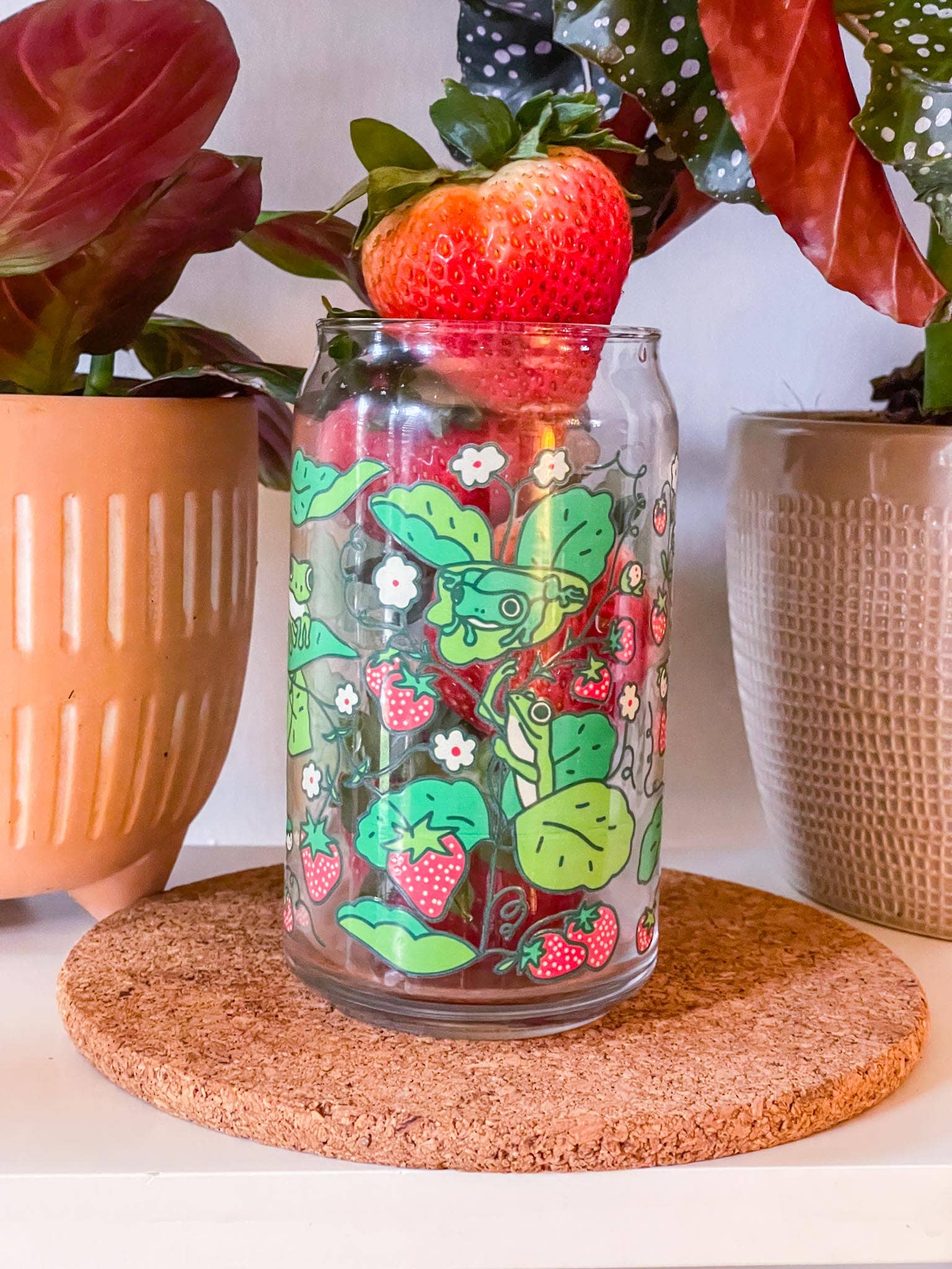 Cheerware – wholesale Drinking glass/cup – Strawberry Frog Can Glass | cottage core, berries & frogs3