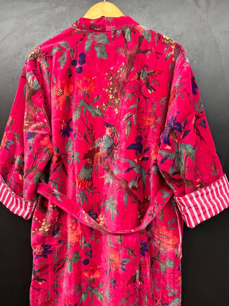 GYPSY STUDIO – Engroshandel Morgenkåbe - Dame – Pink kimono-kåbe i fløjl med fugleprint, Morning Tea-fløjlfrakke4