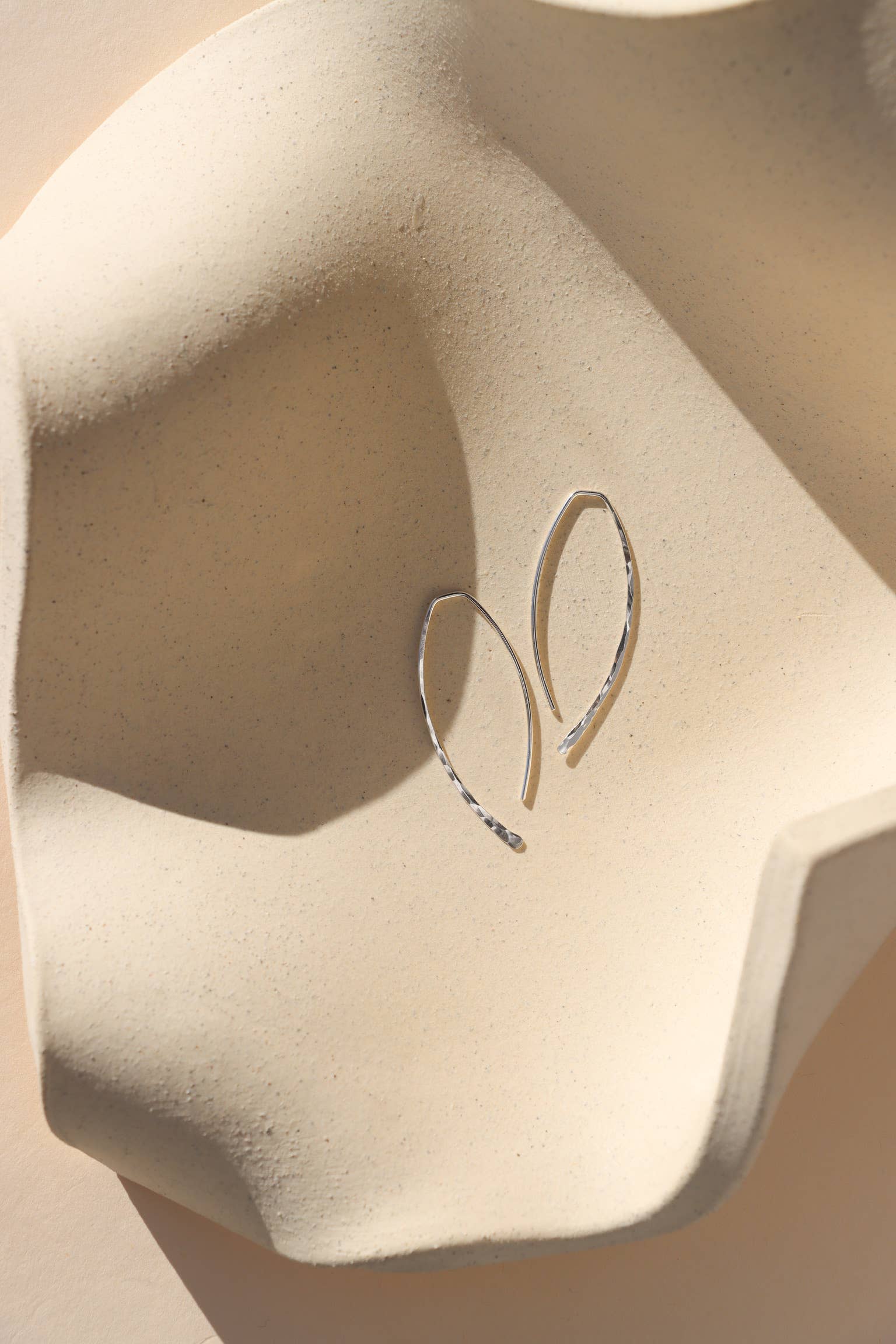 Token Jewelry – Brincos de argola por atacado – Brincos deslizantes Ebb + Flow5