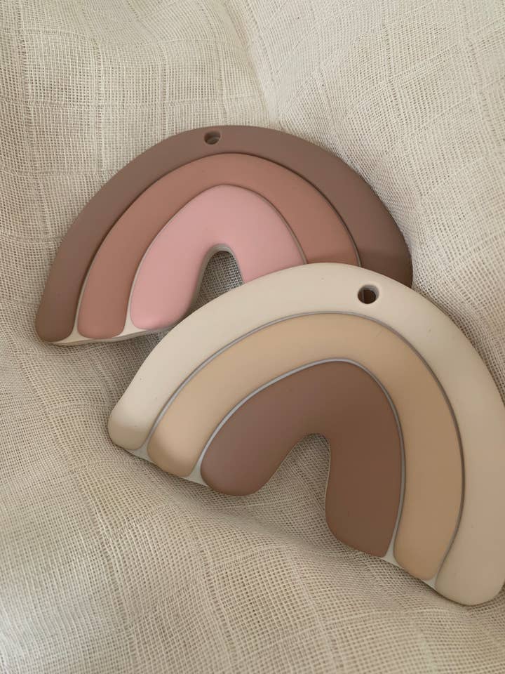 Hochet arc-en-ciel en silicone Montessori, leo et lea pour la vente par leo et lea france