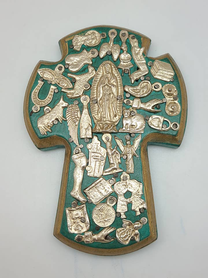 MXAL-C3 - Croix murale d'art populaire avec Milagros pour la vente par Contreras Designs