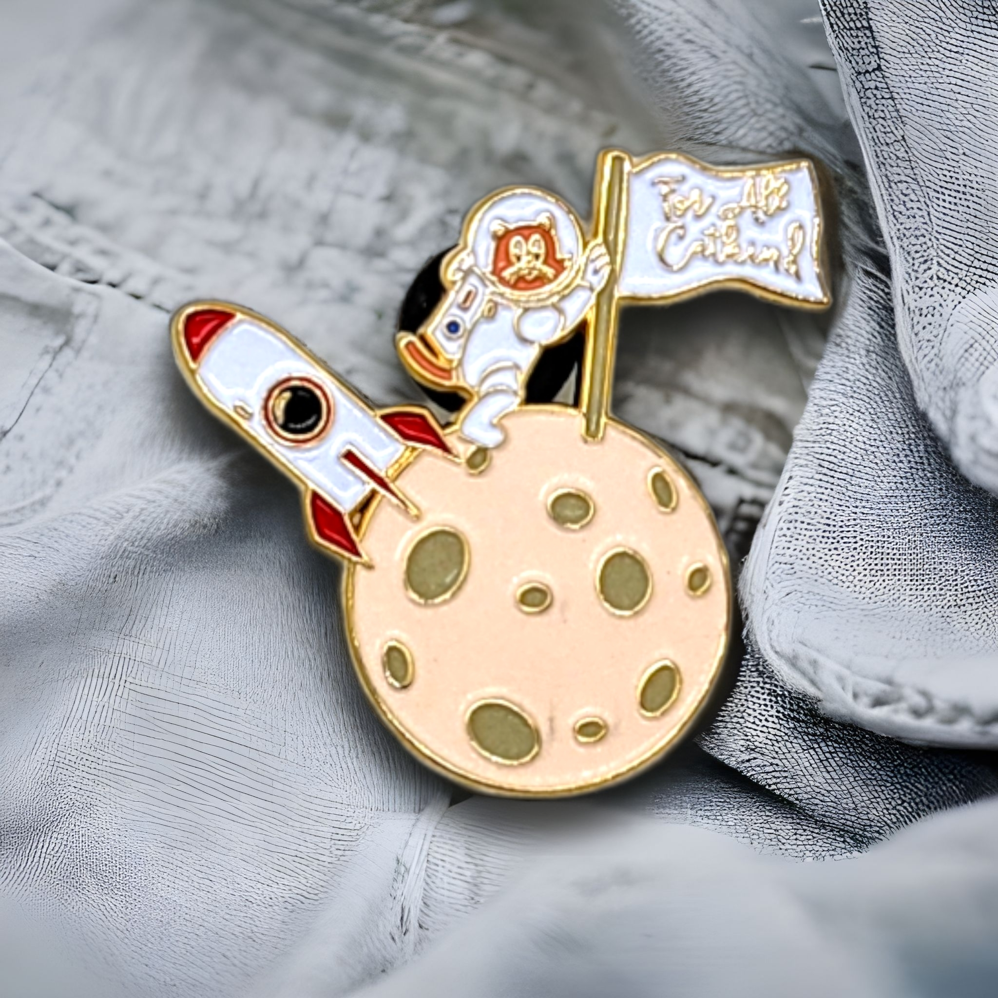 PINtelligentsia - Wholesale Reversspeld/knoop - Neil Armstrong emaille pin - „Neil Catstrong” gloeiende pin!4