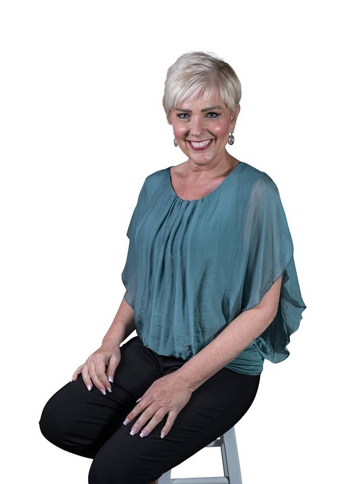 TINA Stephens Italy/Tees By Tina – Engroshandel Bluse - Dame – Aurora Flutter Fly Sleeve Silke Top m/Band Bund (BSS202)6