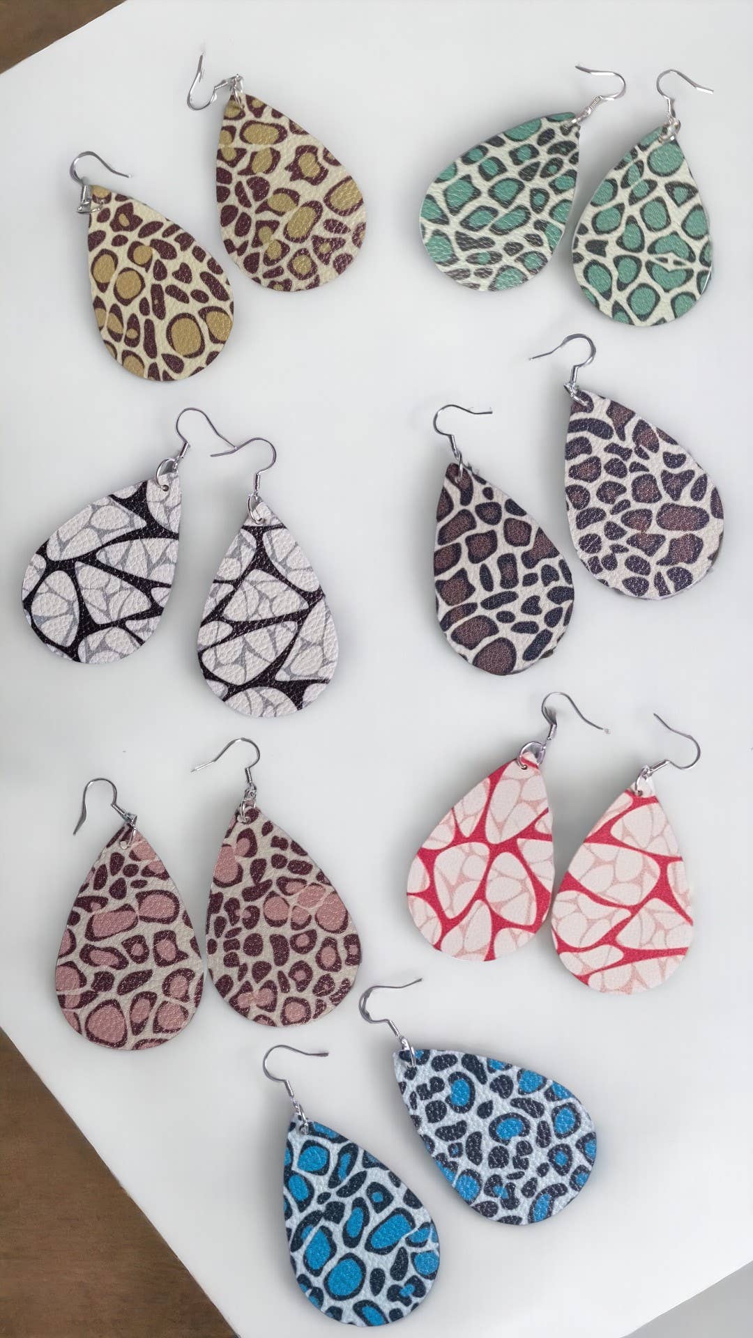 Craft by Cleo – wholesale Hängande örhängen – Örhängen i djurprint av konstläder1