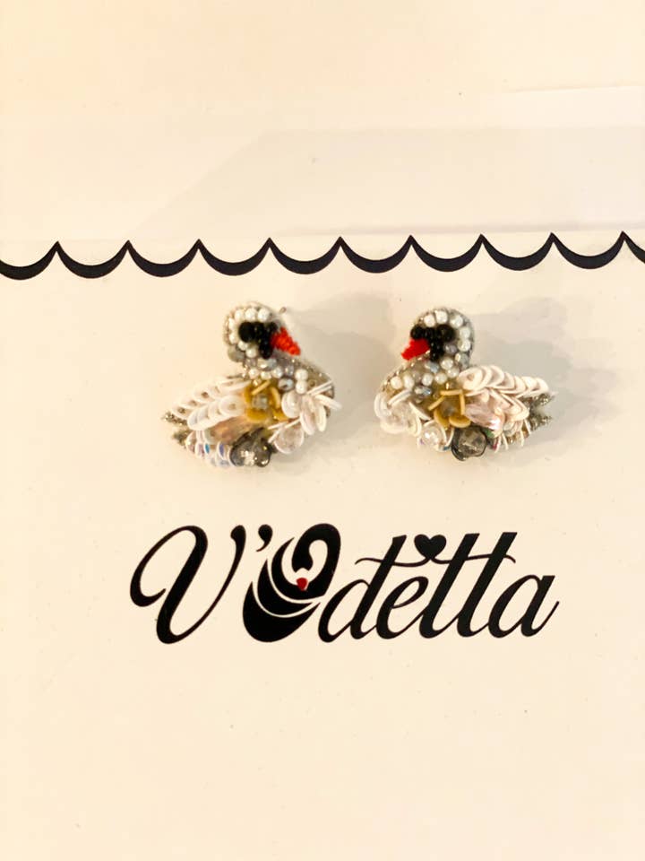 Boucles d'oreilles Odette Swan pour la vente par V’Odetta