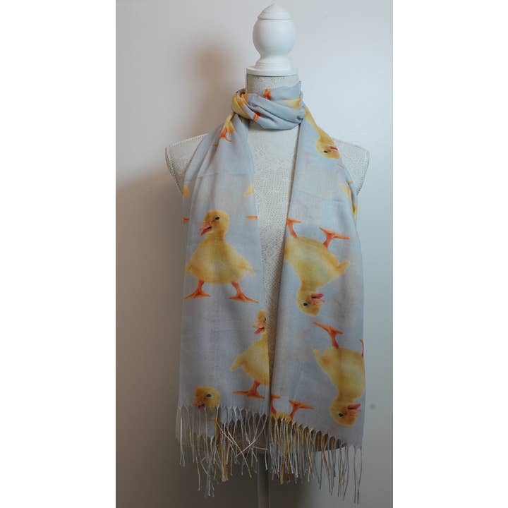 100 % polyester halstørklæde i lysegrå med andungeprint og frynser for engroshandel hos Western Counties Wholesale