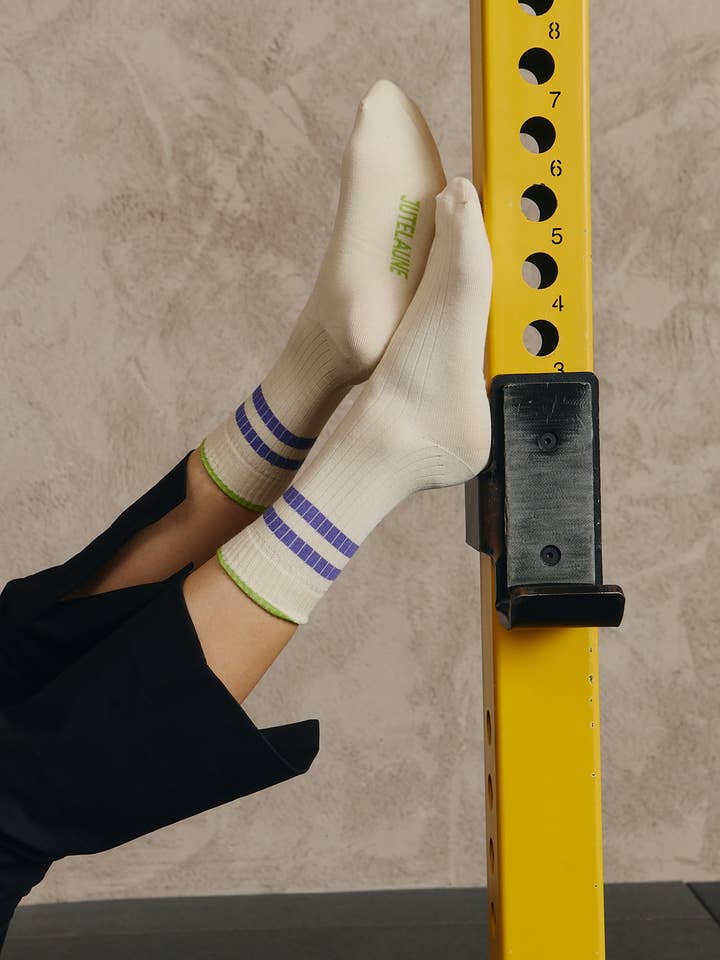 Chaussettes à rayures violettes pour la vente par Jutelaune