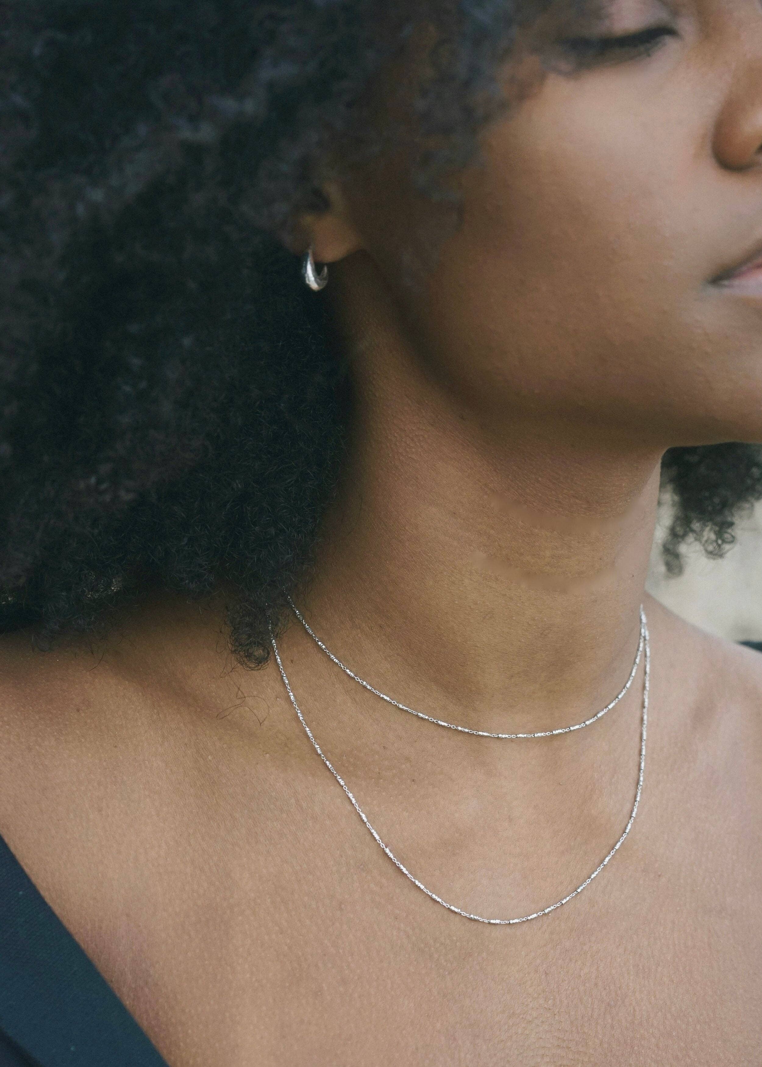 Mountainside Jewelry – Großhandel Hoops – Lithic Ohrringe – massive Creolen mit strukturierter, organisch rauer Oberfläche4