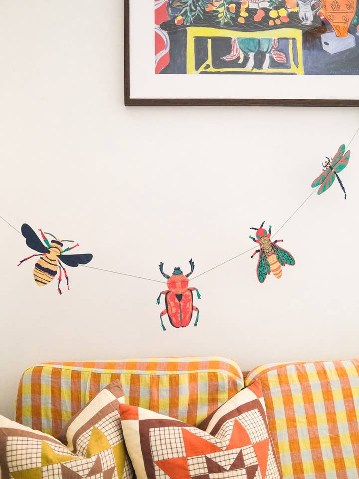 INSECTES COUSUS GUIRLANDE pour la vente par East End Press