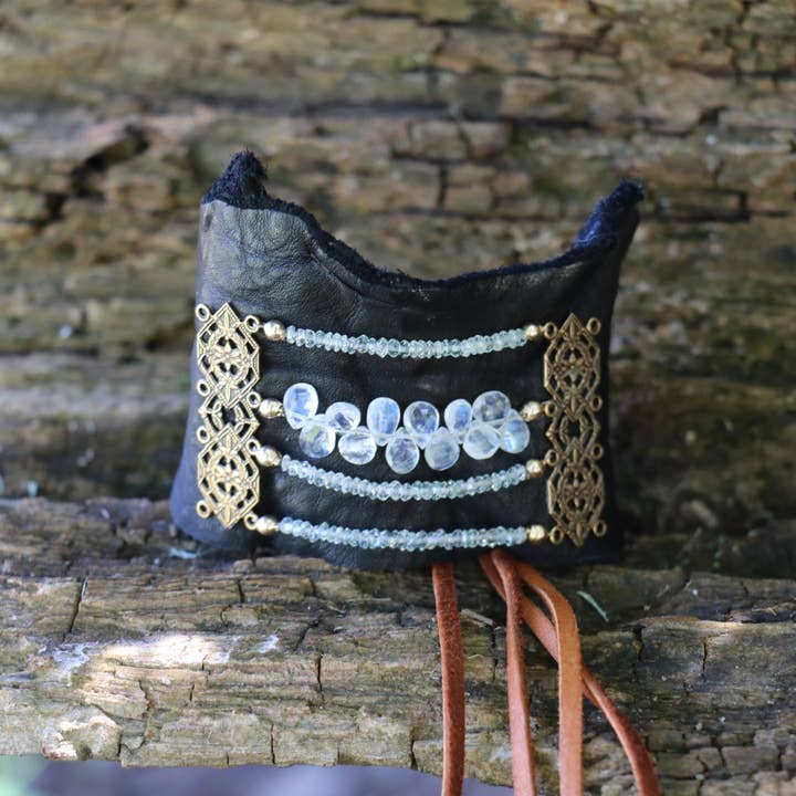 Manchette en cuir avec pierre de lune arc-en-ciel et spinelle noire pour la vente par Beshea Beshea