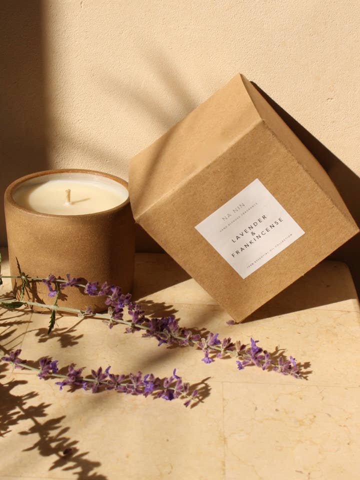 Bougie de soja à l'huile essentielle de lavande et d'encens/Disponible en céramique blanche et terre cuite pour la vente par Na Nin