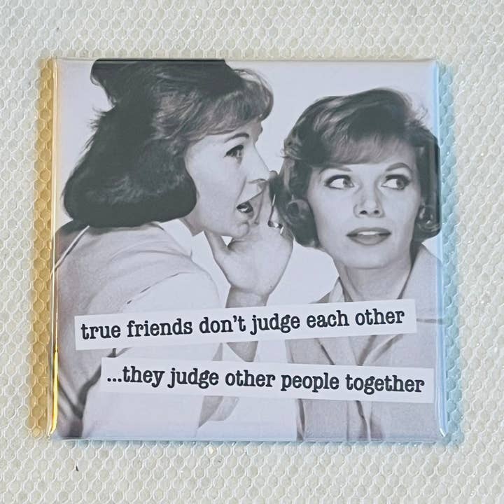 LES VRAIS AMIS NE SE JUGENT PAS, ILS JUGENT LES AUTRES ENSEMBLE 2X2 AIMANT pour la vente par Stuck On Joy