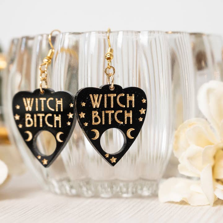 HoneyGlow Designs - Vendita all'ingrosso Orecchini pendenti - Orecchini a planchette Ouija Witch Bitch - stile strega