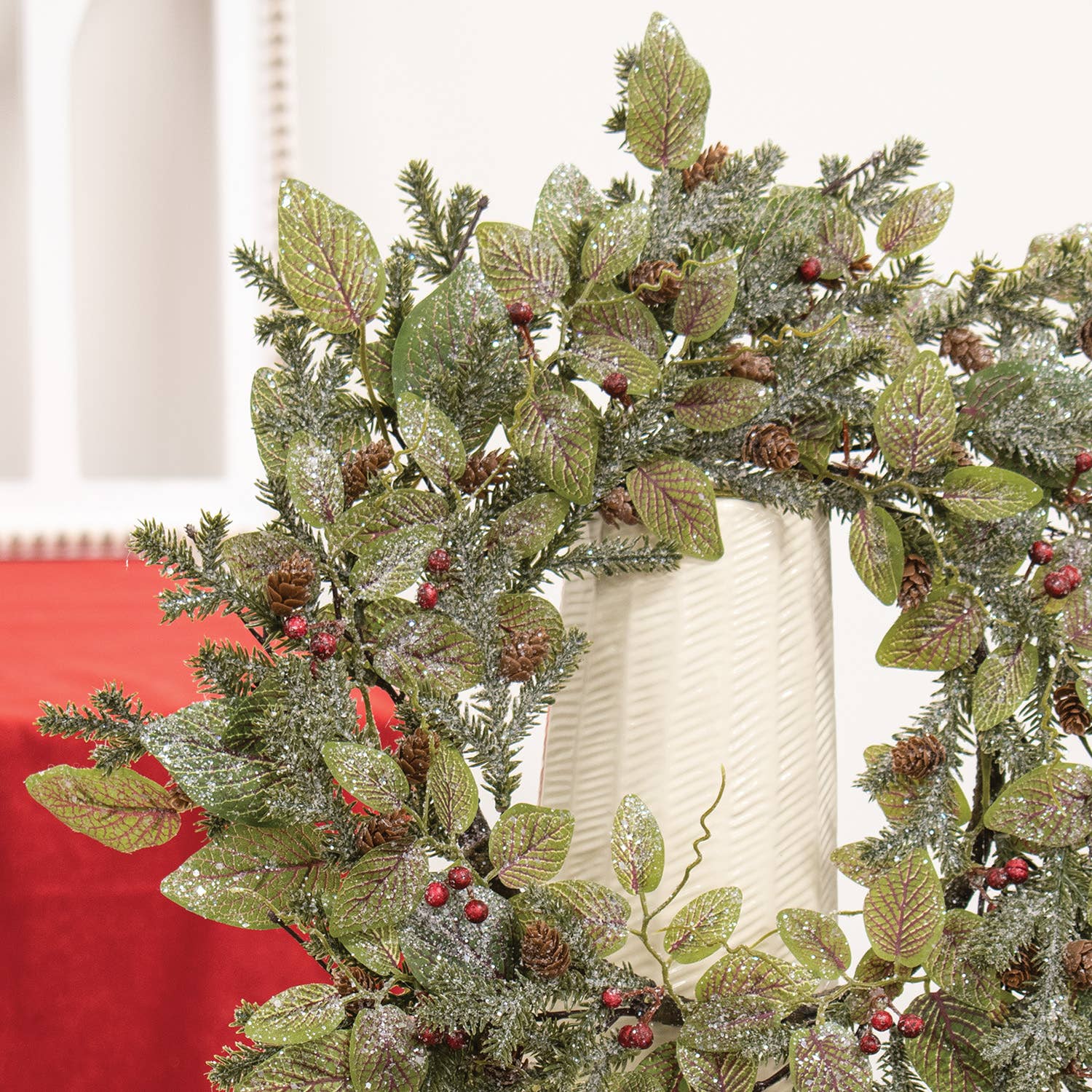 Saybrook Lane – Engroshandel Krans – Sneklædt fittonia, fyrretræ og bær krans, 50 cm2