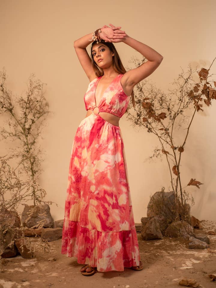 Maxikleid mit Batikmuster, V-Ausschnitt und Stufenrock mit Ring für den Großhandel von Label Reyya