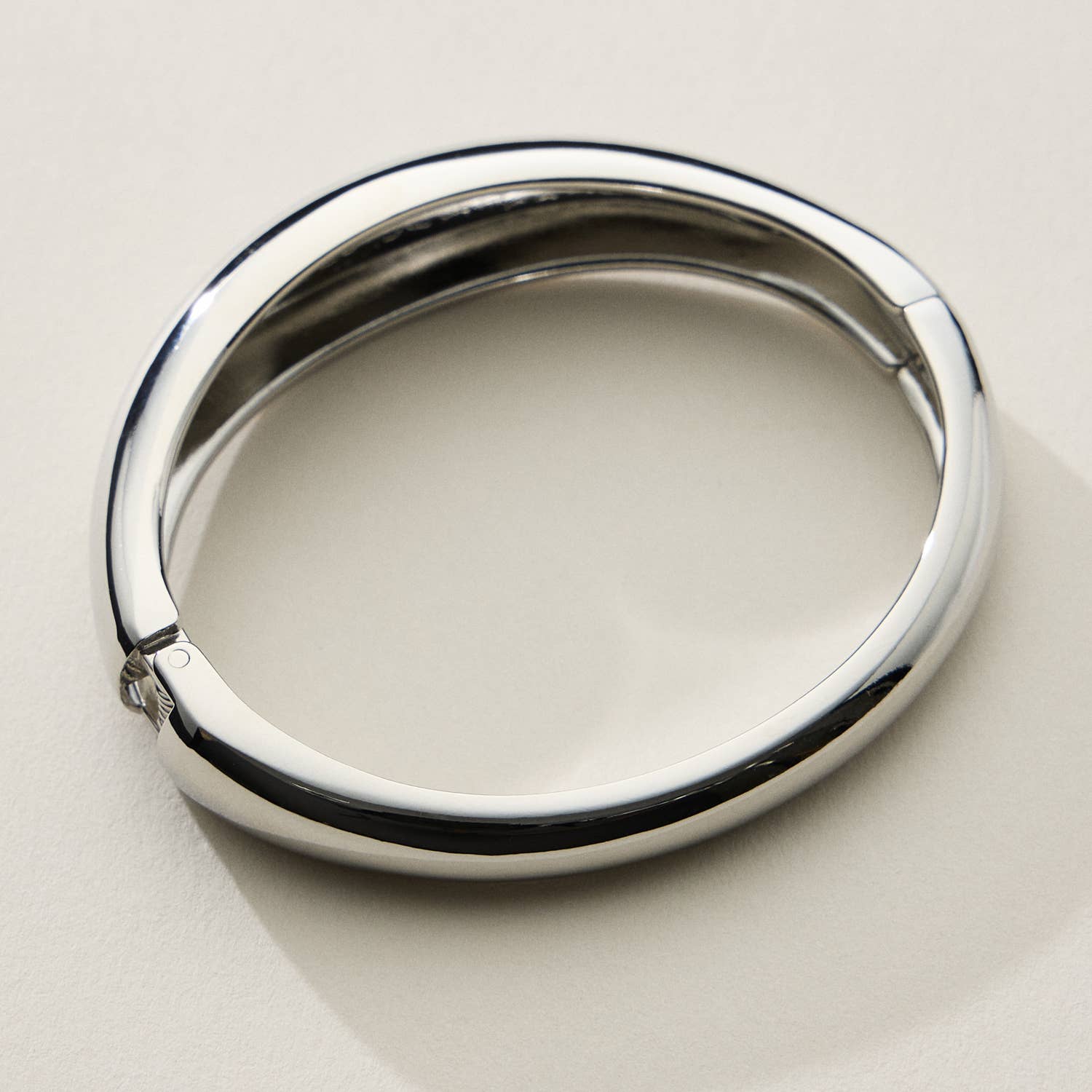 Lilla Haven - Venta al por mayor Pulseras tipo brazalete - Brazalete fino y ondulado elegante de oro de 18 quilates7