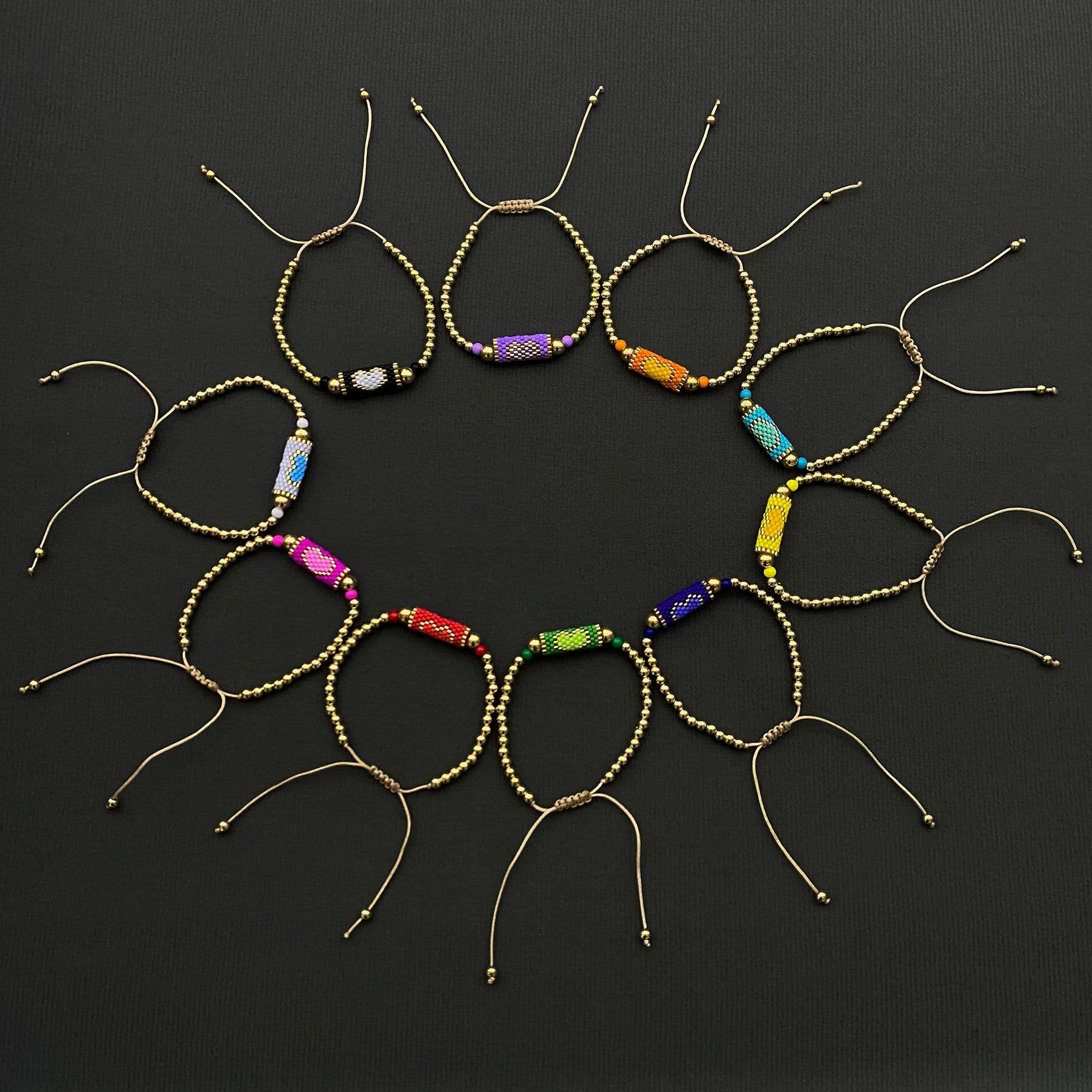 Mio Queena - Vente Bracelets à breloques/pendentifs - Bracelet Charme en Perles de Rocaille Motif Cœur Bohème - BJ/SB11