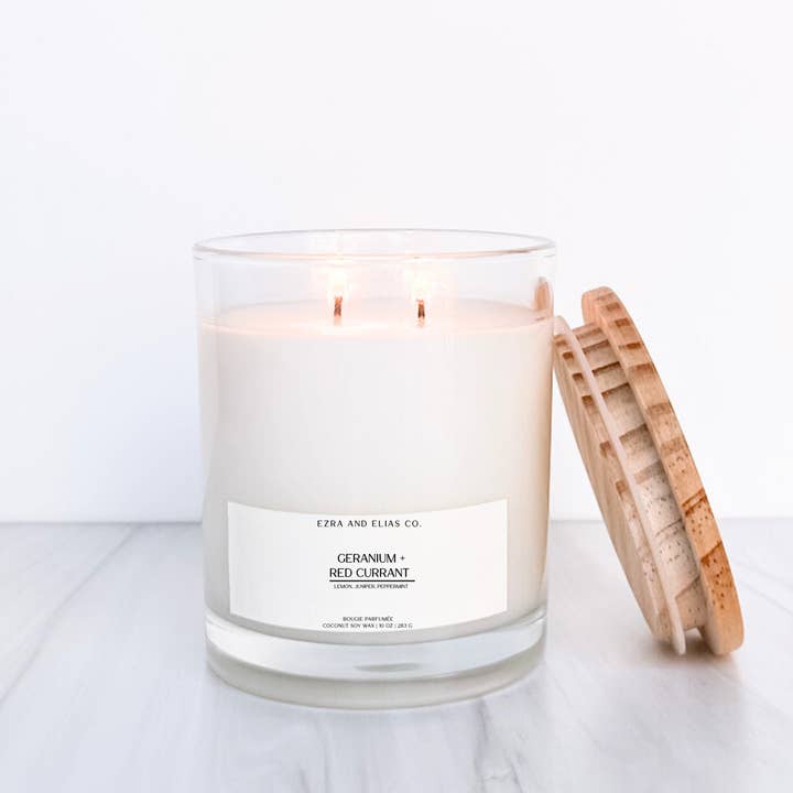 Géranium + Groseille rouge | Bougie à la noix de coco 10 oz. Bocal en verre pour la vente par Ezra and Elias Co.