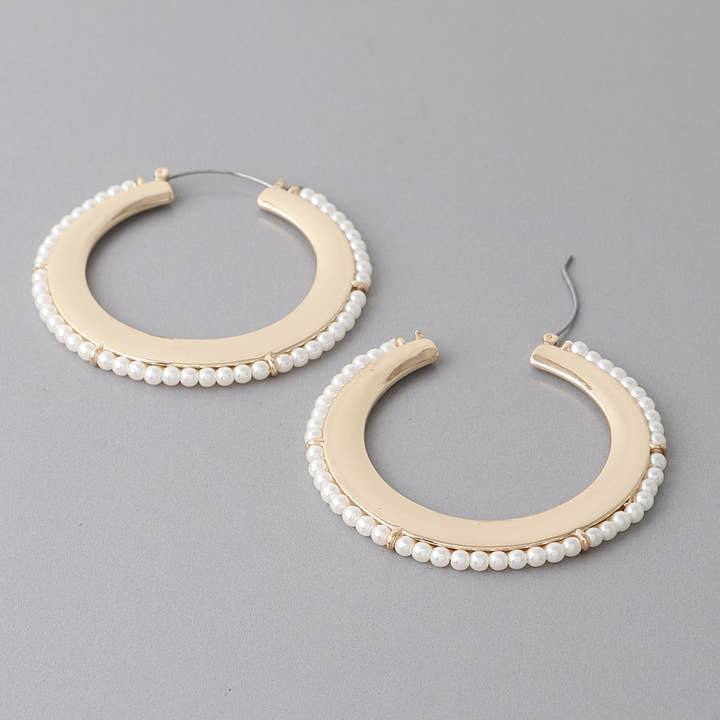 Met parels beklede platte hoepeloorbellen voor wholesale door 3AM BY H&D ACCESSORIES