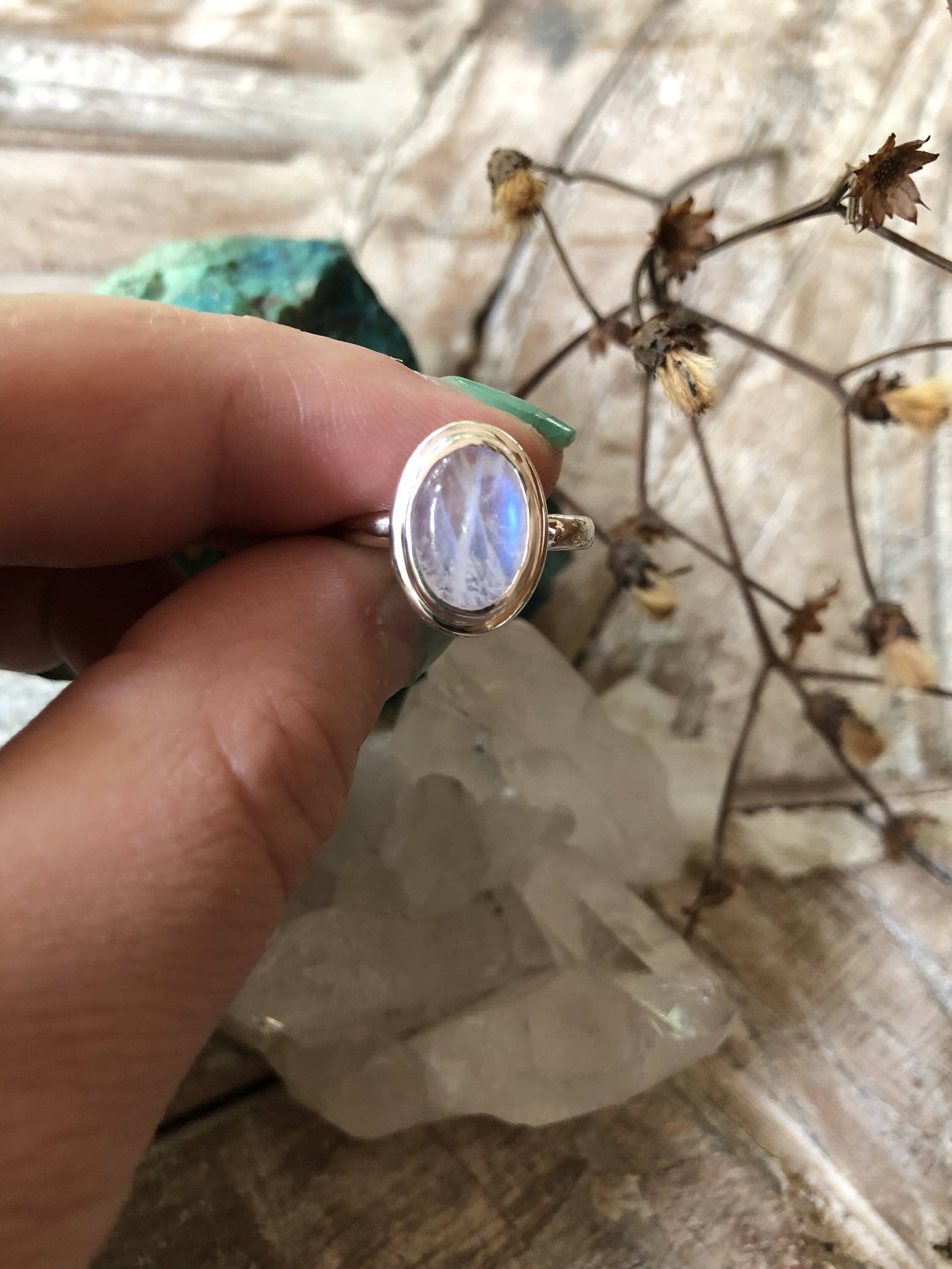 Farmhouse Moon - Vente Bague de cocktail/de cérémonie - Bague tendance en argent sterling arc-en-ciel Moonstone faite à la main0