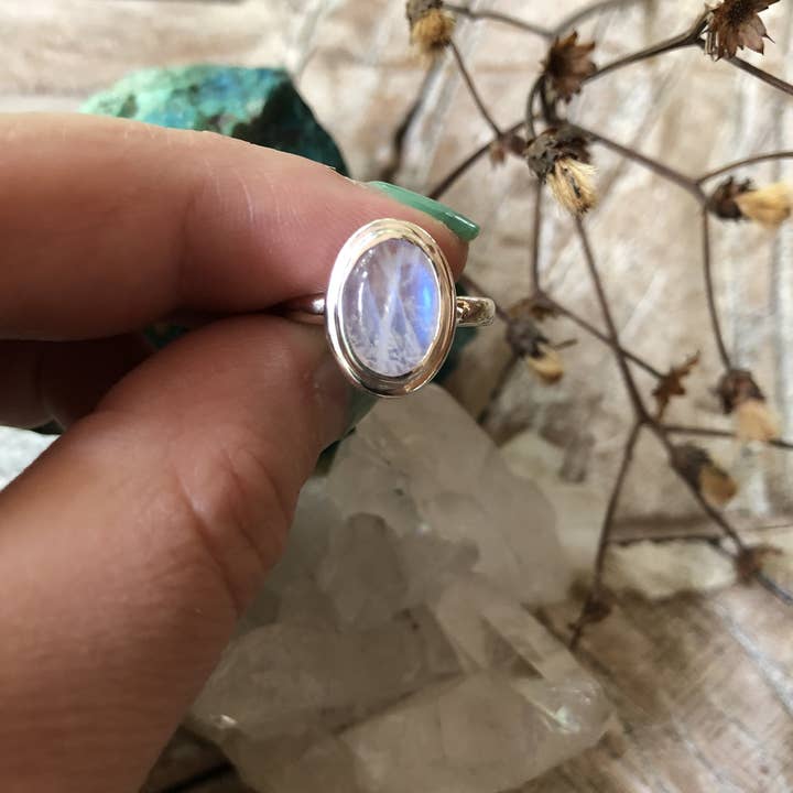 Farmhouse Moon - Vente Bague de cocktail/de cérémonie - Bague tendance en argent sterling arc-en-ciel Moonstone faite à la main