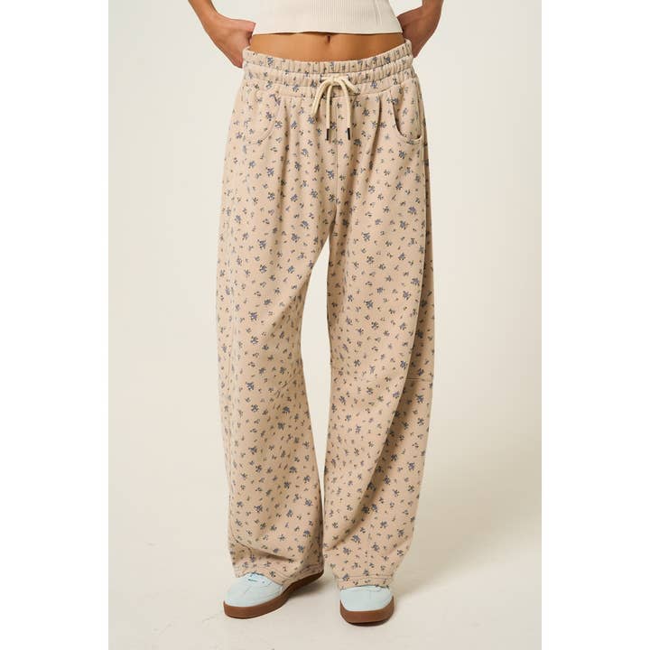 Pantalon décontracté à motif floral délicat pour la vente par The GREii