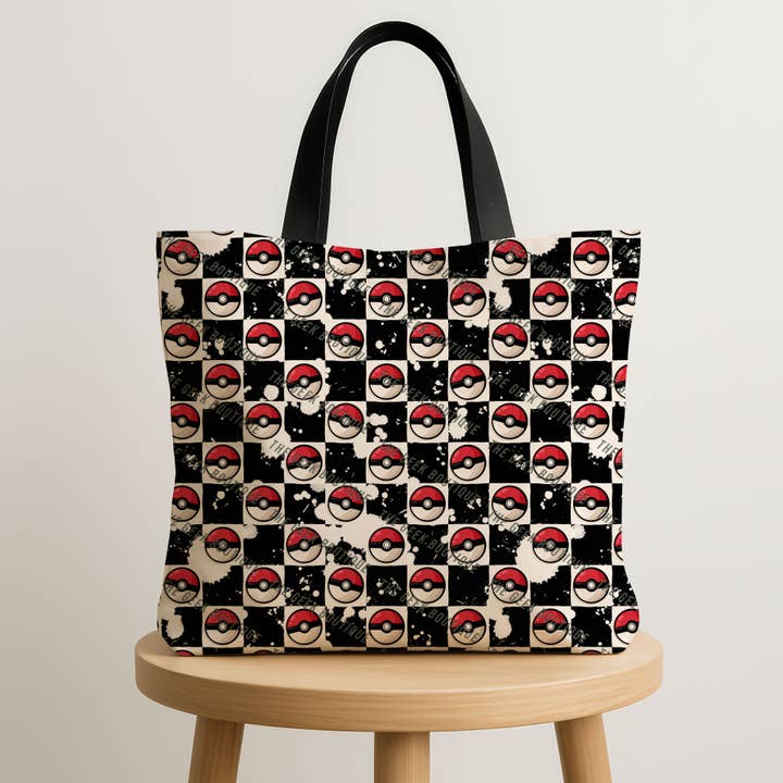 Grand sac cabas à fermeture éclair motif damier Poké Ball jeu vidéo anime pour la vente par The Geek Boutique