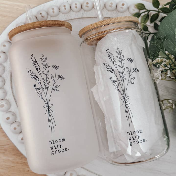 Emma K Designs - Wholesale Drinking Glass/Cup - Bloom With Grace 16oz Glass Cup with Bamboo Lid