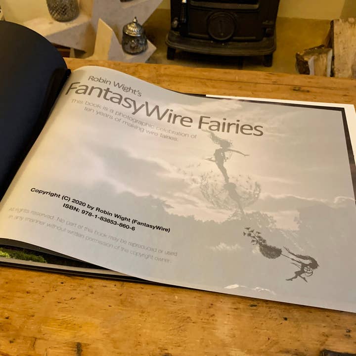 Fantasywire - Venta al por mayor Arte y entretenimiento - Libro de hadas FantasyWire de Robin Wight3