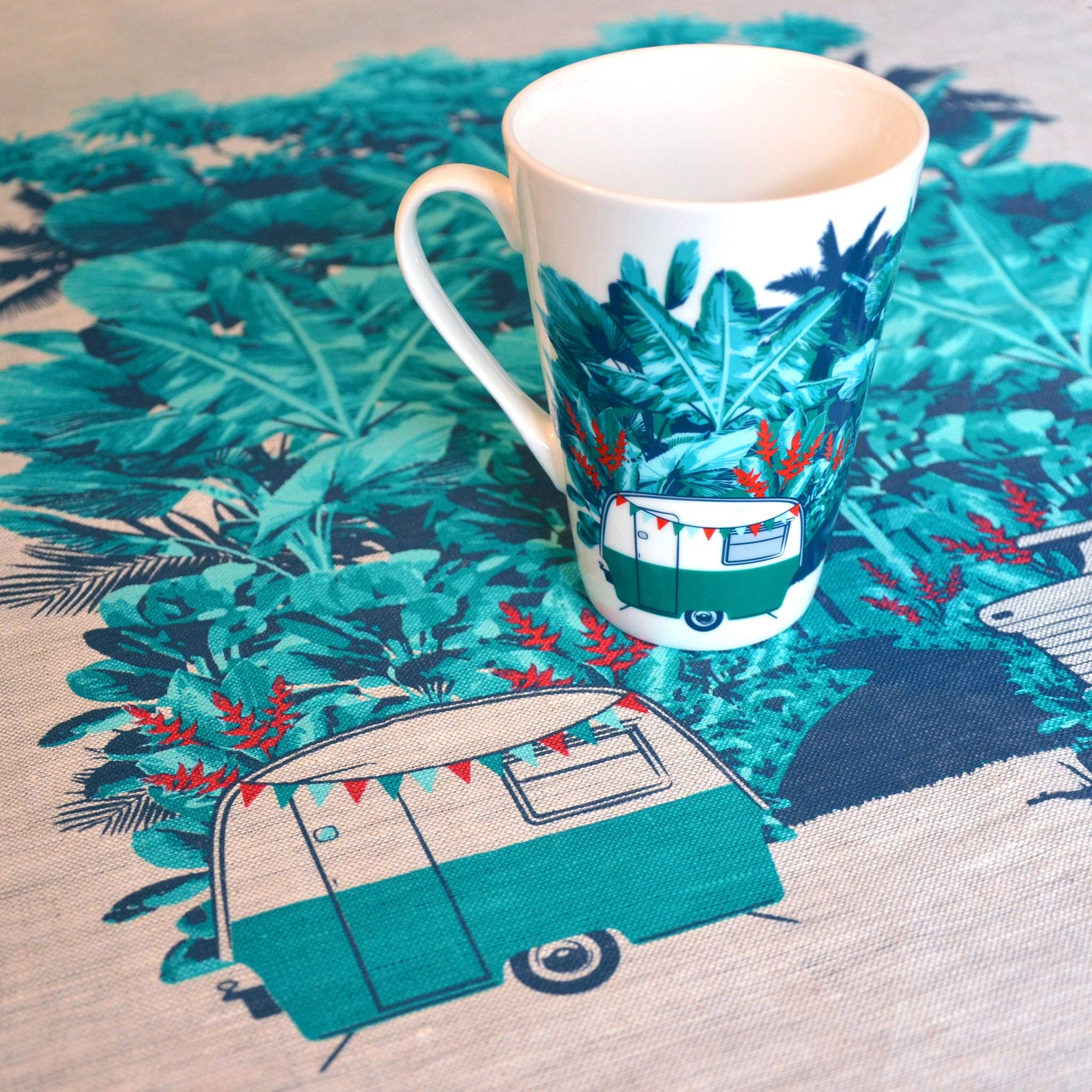 Mörkgrön Kina mugg | Destinationer Kollektion | Magiska morgnar för wholesale på Faire0