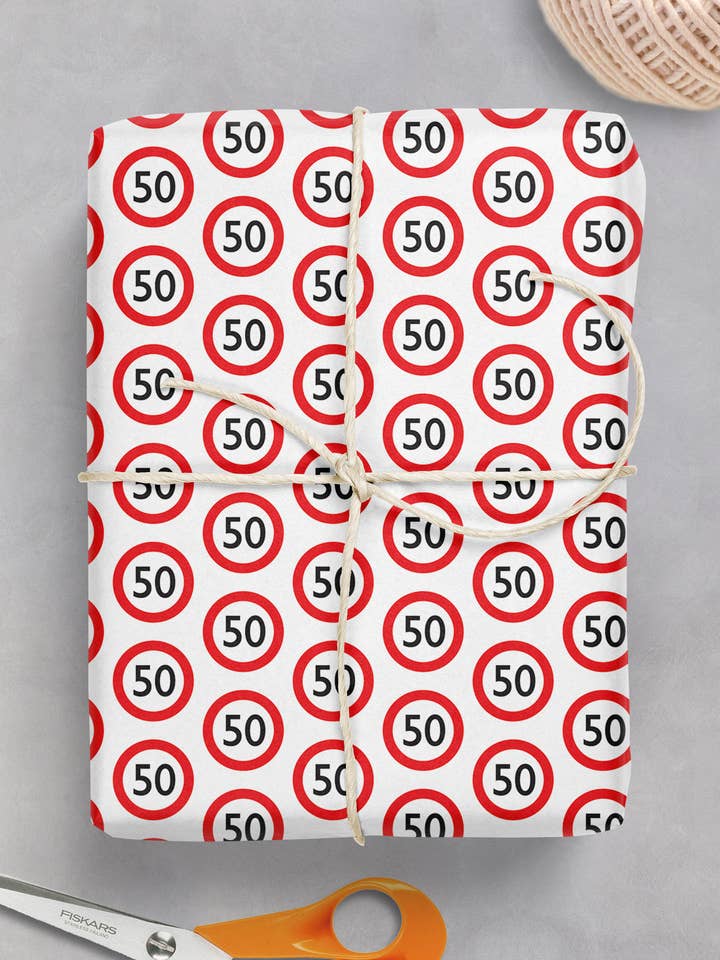 Advertencia de envoltorio de regalo de 50 cumpleaños **Paquete de 2 hojas plegadas** para venta al por mayor de Brainbox Candy