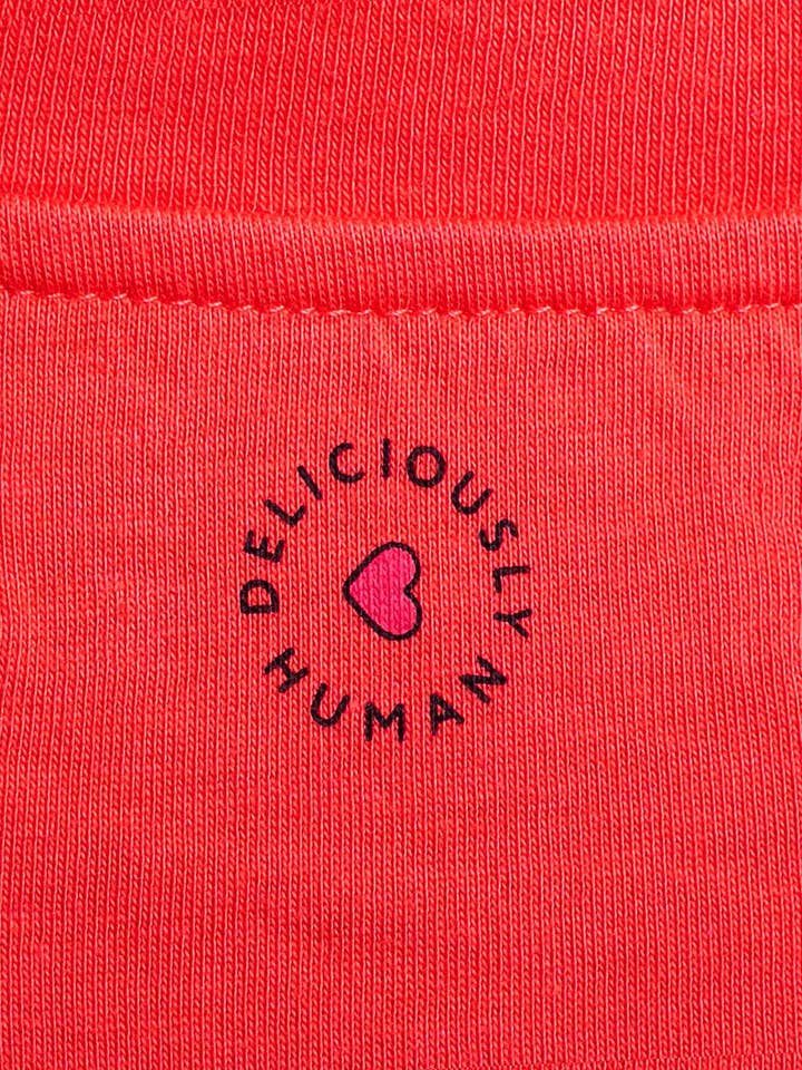 LA T-SHIRT GRAFICA — GROOVE ROSSO per la vendita all'ingrosso da parte di DELICIOUSLY HUMAN