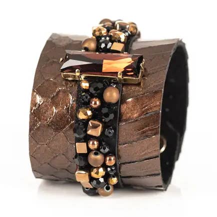 Bracelet en cuir bronze à motif python embossé marron pour la vente par The Dark